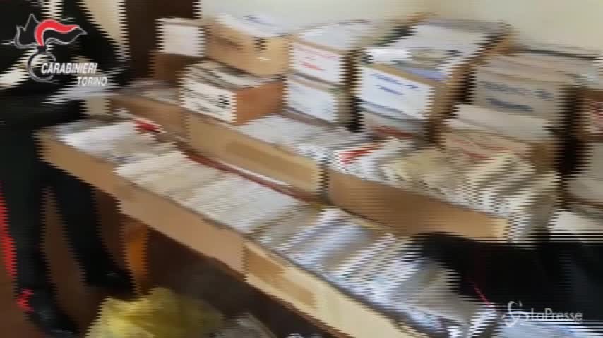 Torino: 400 kg di lettere in casa, corriere denunciato