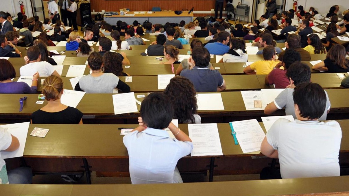 “Si tiri giù le mutande”: perquisizioni umilianti al concorso di magistratura