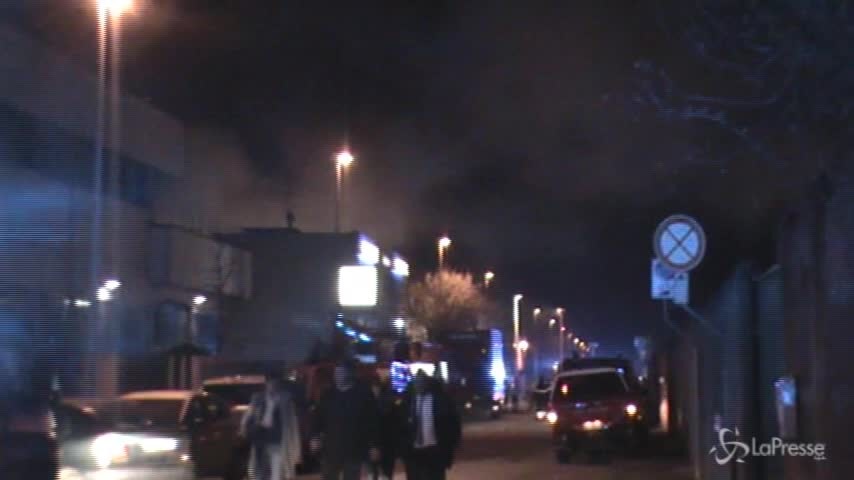 Milano, vigile del fuoco muore in incendio: il rogo nel capannone