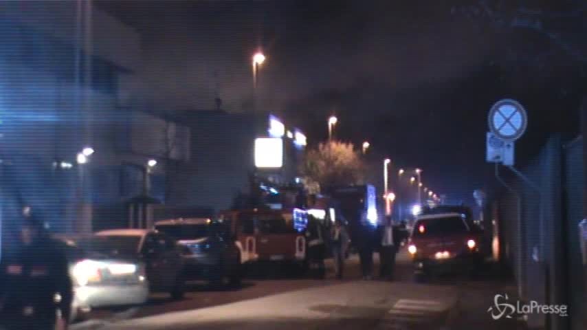 In fiamme un capannone, morto un vigile del fuoco a San Donato Milanese