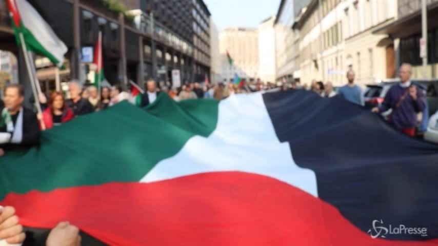 Milano, corteo per le vittime palestinesi a Gaza