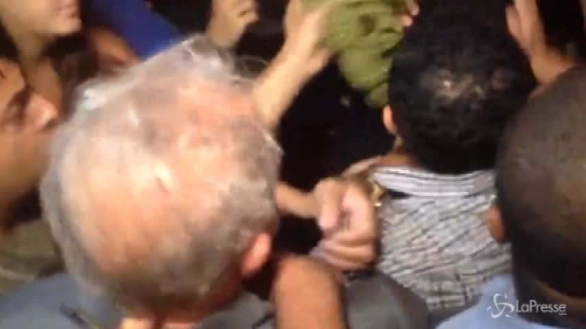 Brasile: Lula si consegna alla polizia