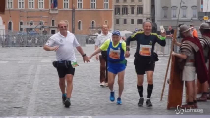 Maratona di Roma, il partecipante più anziano taglia il traguardo: ha 89 anni