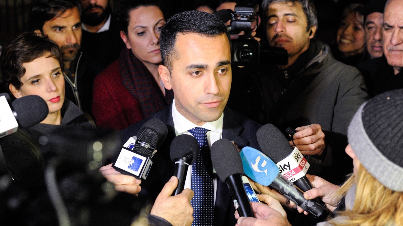Di Maio attacca Renzi e pubblica lista impresentabili. Pd: “Risponda in tribunale”