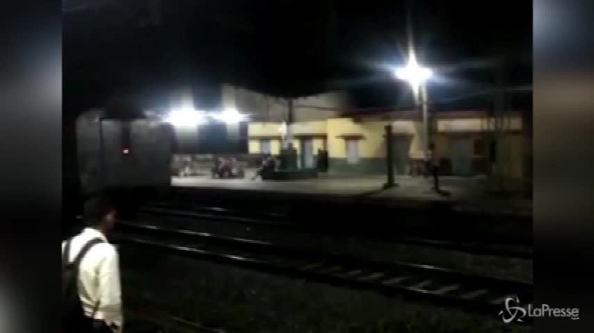 Terrore sulle ferrovie indiane, treno senza freni per 12 km