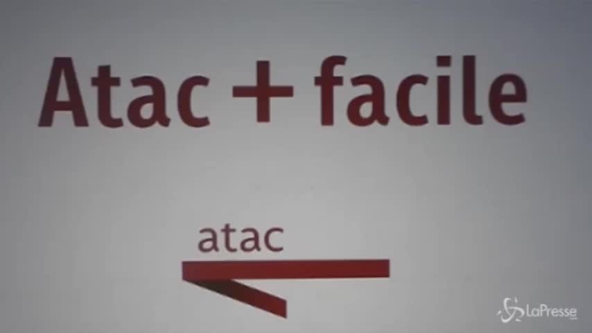 Virginia Raggi presenta la nuova Atac tra servizi smartphone e app
