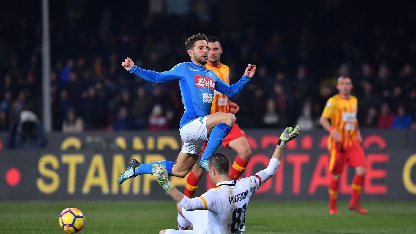 Mertens e Hamsik, il Napoli fatica ma passa a Benevento