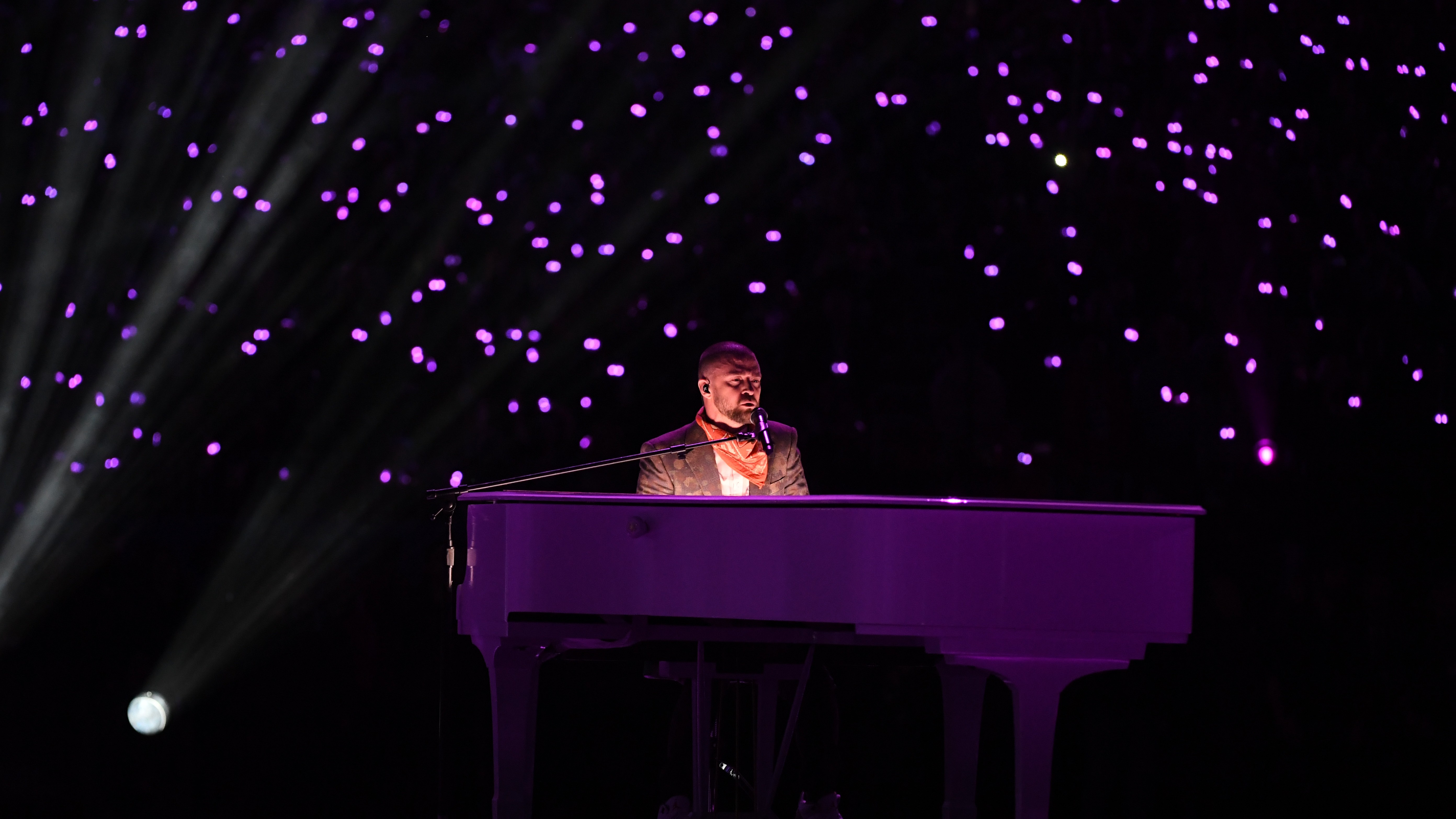 Super Bowl, lo stadio si colora di viola: Justin Timberlake canta con Prince