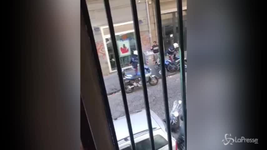 Napoli, non si ferma all’alt: schiaffi e insulti dai poliziotti | Video