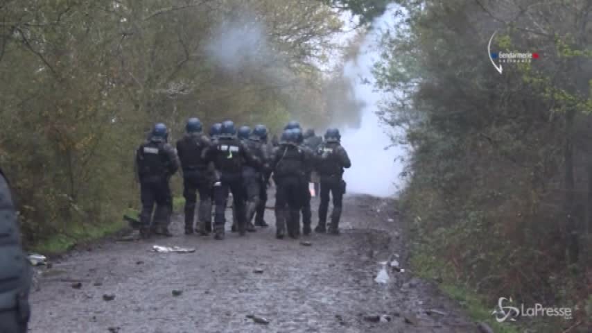 Francia, occupanti contro polizia. Le operazioni di sgombero della Zad