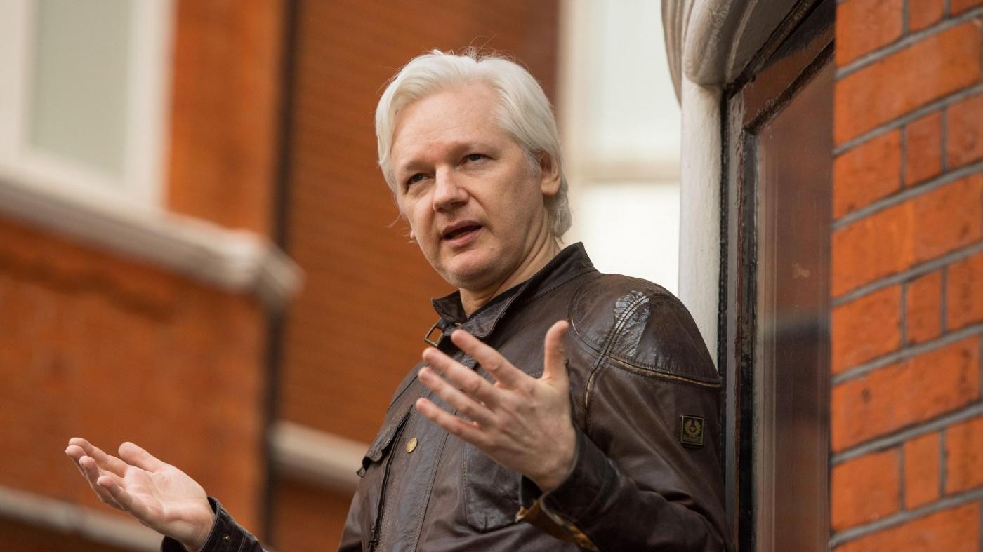 Assange rinnega l’account Wikileaks Italian: “Fake che sostiene M5s”
