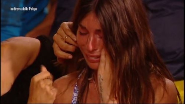Isola dei Famosi, le lacrime in diretta di Bianca Atzei per Max Biaggi