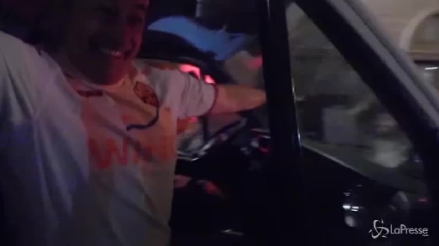 Festa Champions Roma: il camion Ama pieno di tifosi