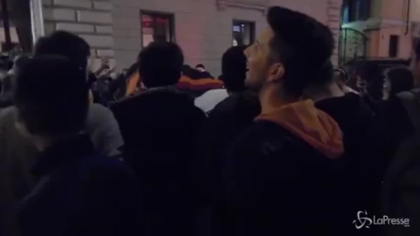 Delirio Champions a Roma: i tifosi scuotono le auto