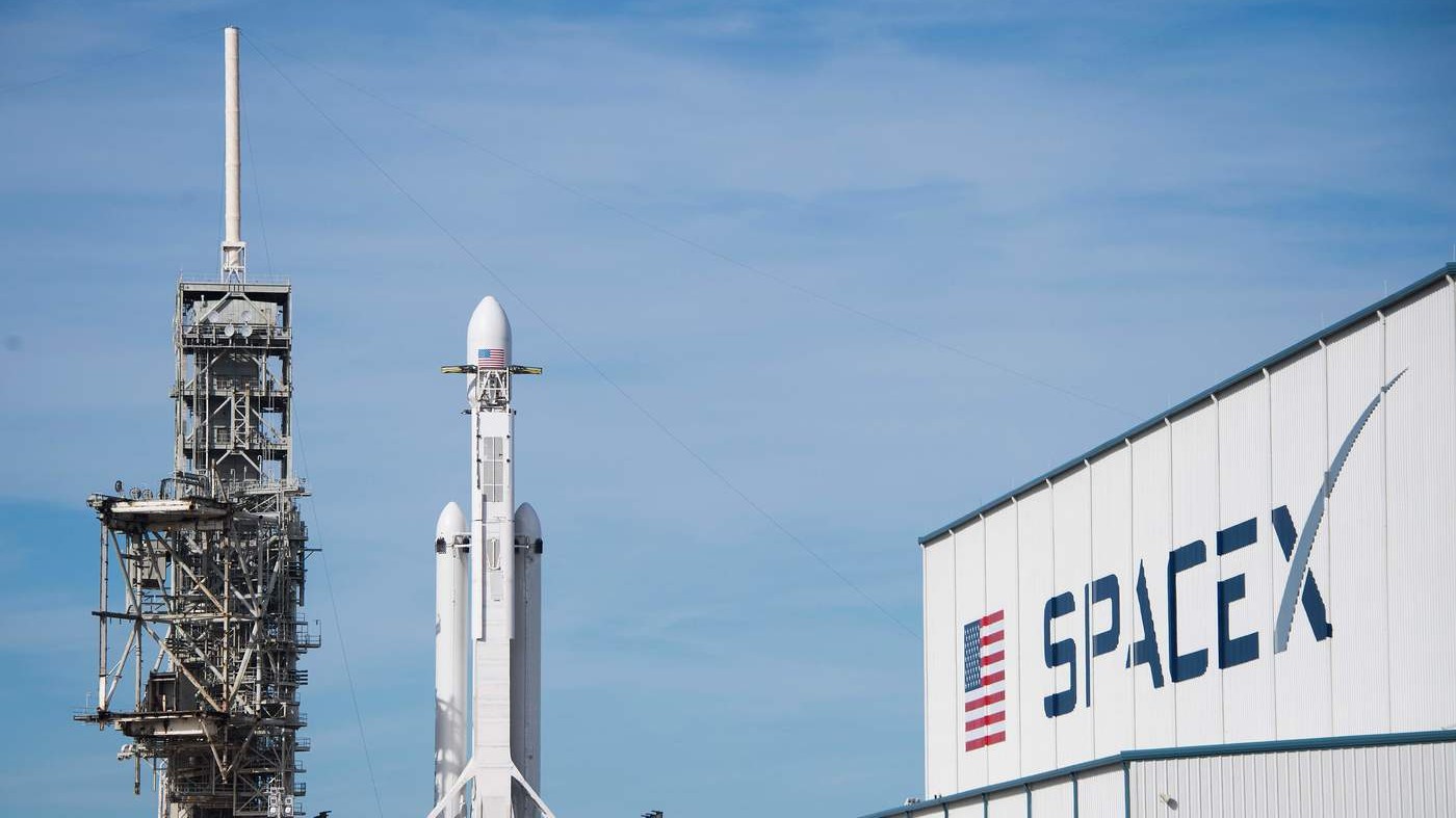 SpaceX lancia razzo più potente mondo e Musk manda una Tesla su Marte