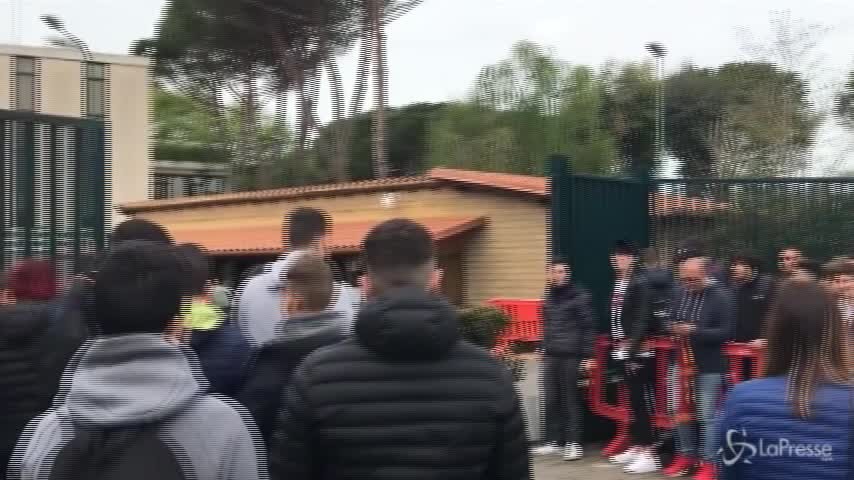 La festa dei tifosi della Roma fuori da Trigoria