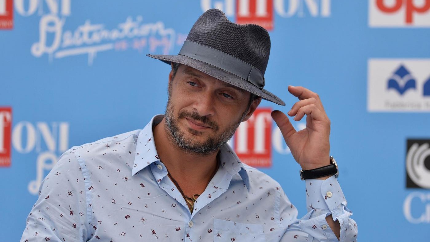 Da X-Files a Narcos, l’appello degli attori delle serie tv per i popoli incontattati