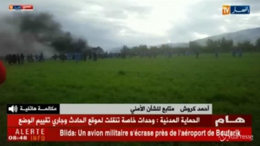 Algeria, cade aereo militare, le immagini dal luogo del disastro