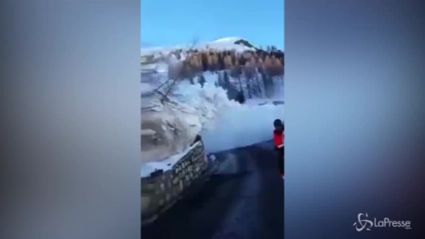Tignes, la valanga scende: la corsa disperata dei mezzi di soccorso