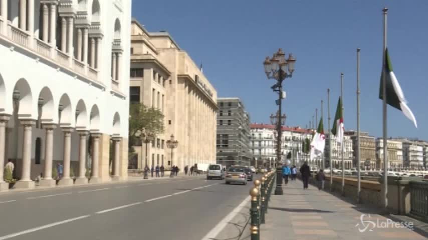 Algeria, bandiere a mezz’asta per le vittime dell’incidente aereo