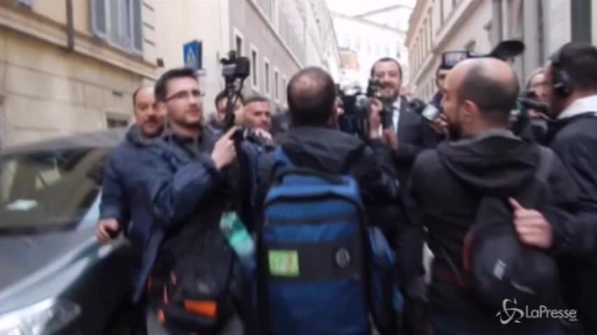 Salvini accerchiato dai giornalisti: “Piano, lasciate sopravvivere il candidato premier”