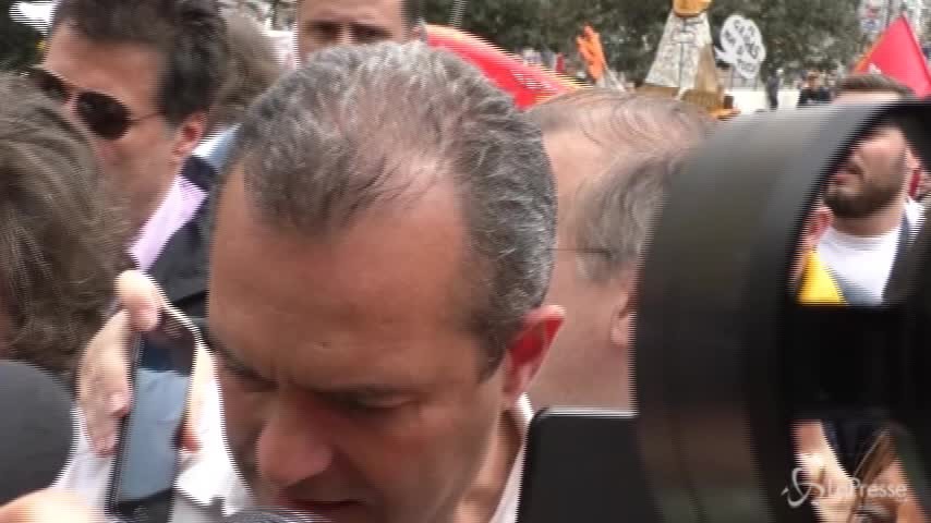 Debito pubblico, a Napoli la manifestazione con il sindaco de Magistris