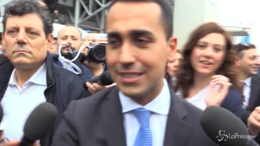 Vinitaly, bagno di selfie per Di Maio: “Più scatti che bicchieri di vino”