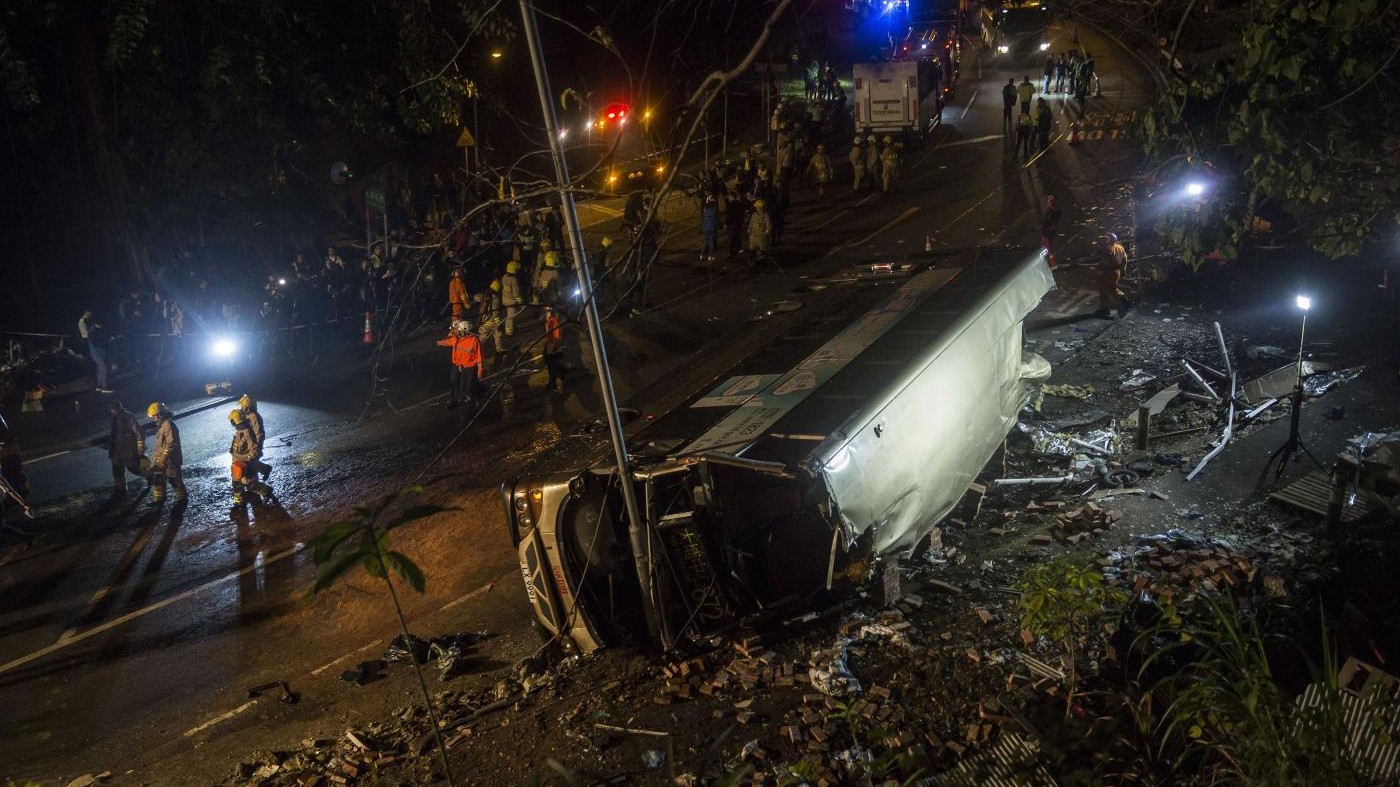 Indonesia, si schianta bus turistico: almeno 27 morti