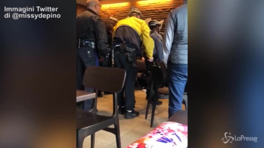 ‘Non volevano ordinare’: due afroamericani arrestati a Starbucks