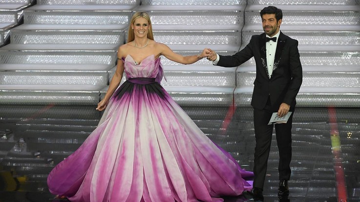 Sanremo 2018, la dolce dedica di Favino a Michelle Hunziker: "Sei la mia luce"
