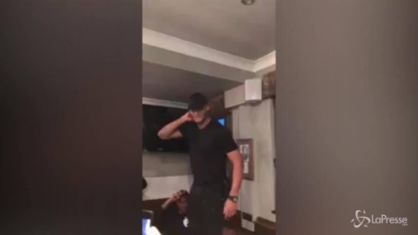 Manchester City, il capitano festeggia al pub coi fan