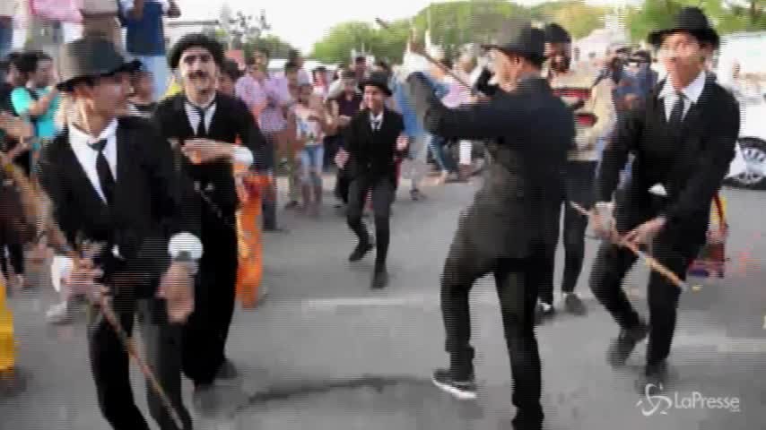 India, centinaia di persone festeggiano il compleanno di Charlie Chaplin