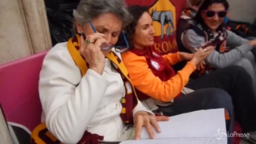 Roma-Liverpool, nonna Rossella gestisce la fila per i biglietti