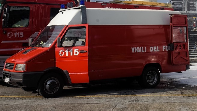 Milano, rogo in un palazzo a Quarto Oggiaro: bambino gravissimo e 11 intossicati