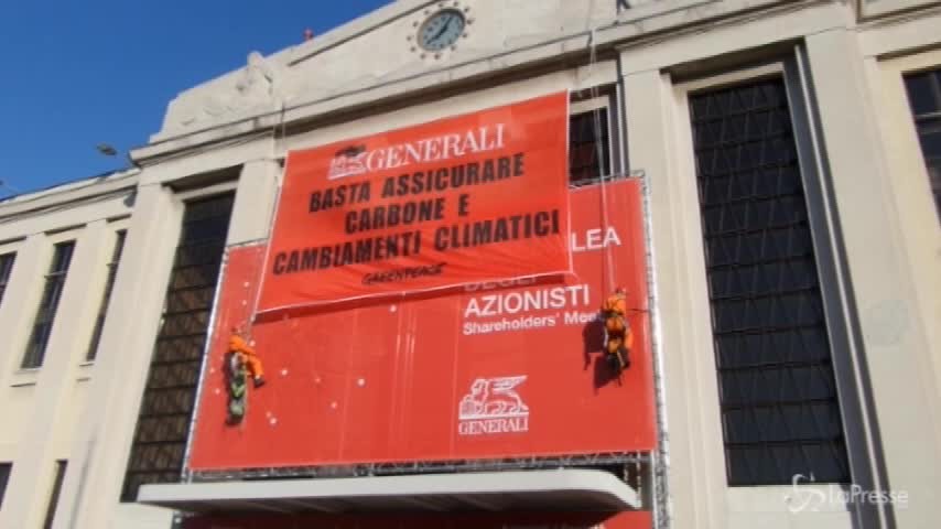 Generali, protesta Greenpeace a Trieste: “Basta finanziare il carbone”