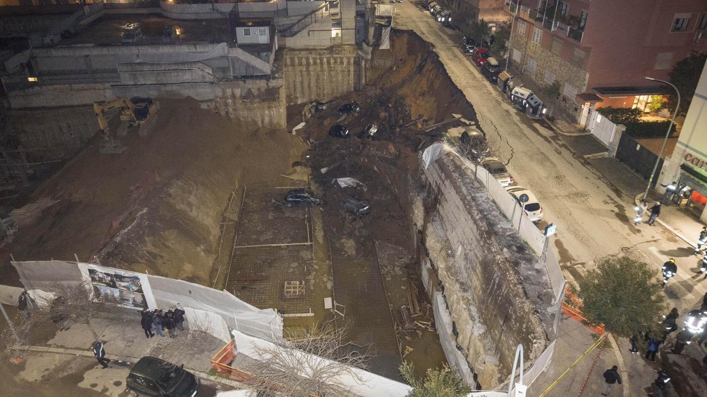 Roma, voragine alla Balduina: crolla una strada e le auto precipitano