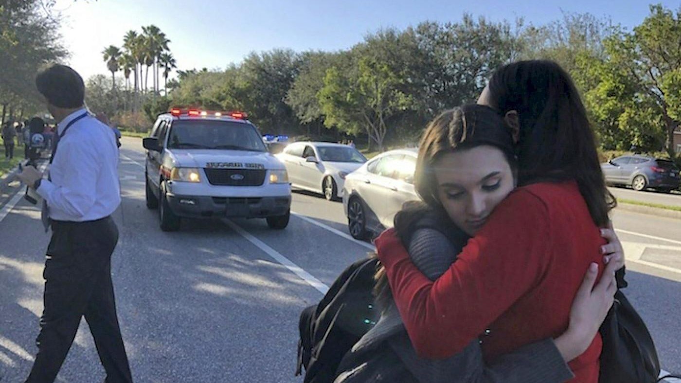 Strage nella scuola in Florida. Uno studente espulso uccide 17 persone