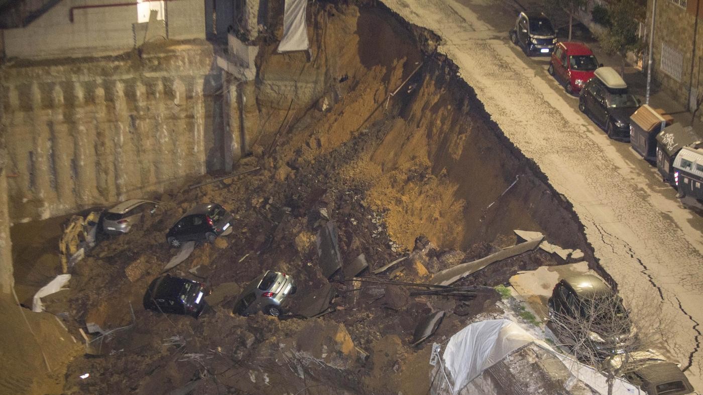 Mega voragine a Roma, la rabbia dei residenti: “Da mesi denunciamo il pericolo”