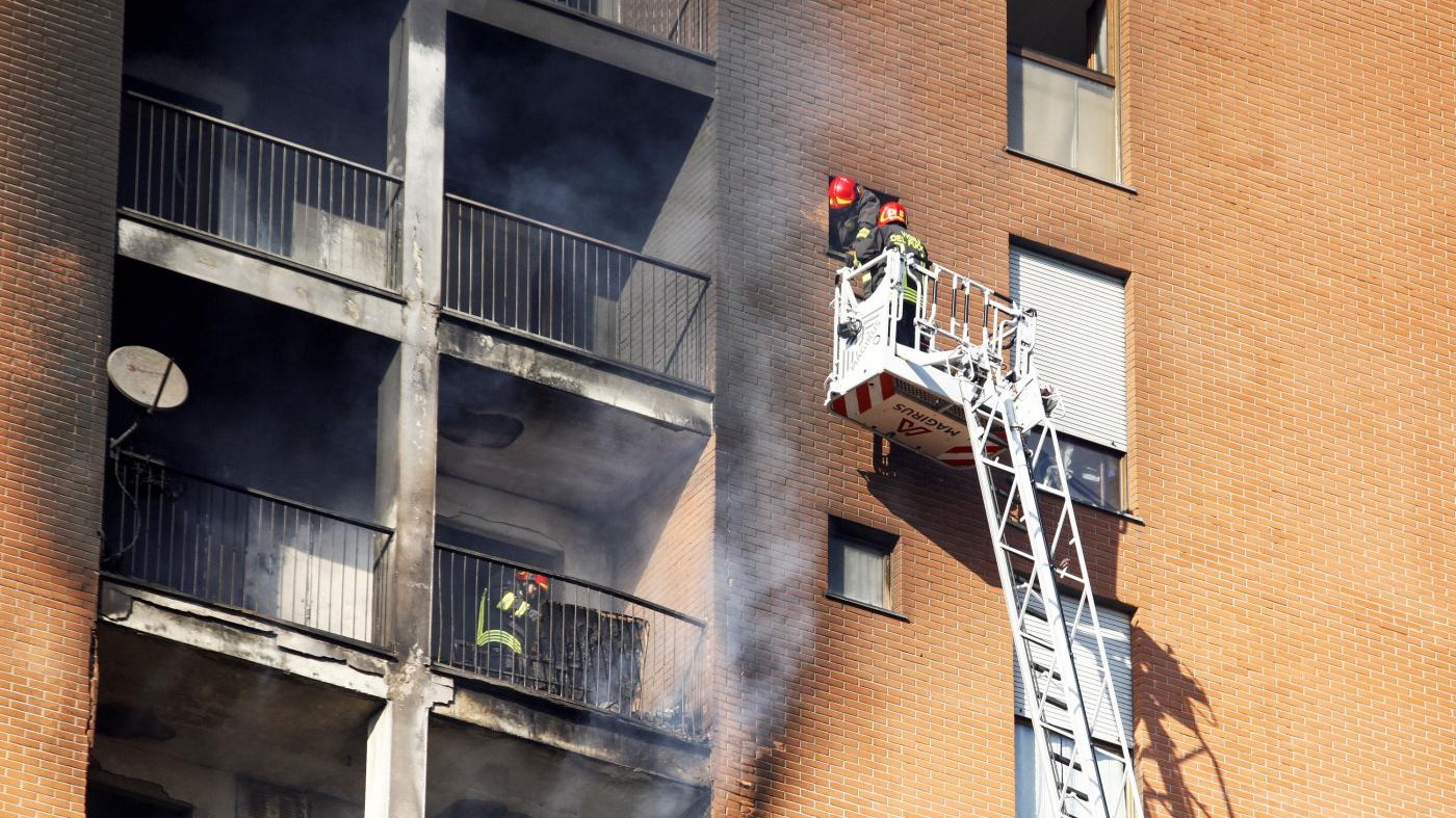 Incendio in un palazzo a Milano, morto 13enne intossicato