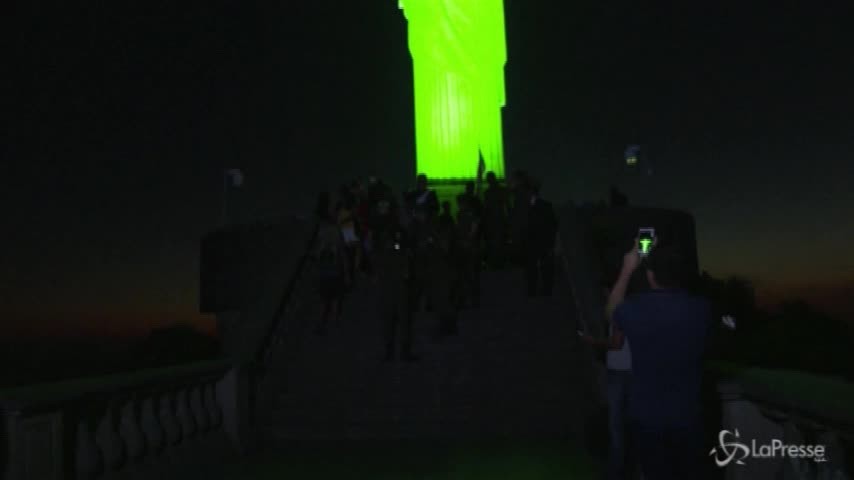 Il Cristo Redentor di Rio si illumina di verde per la festa dell’esercito