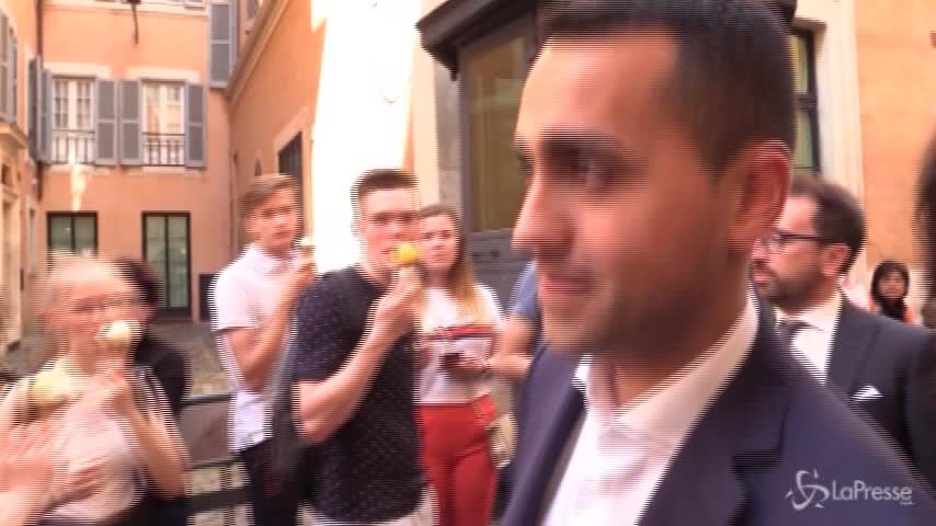 Di Maio dribbla i cronisti, sorride e va a pranzo