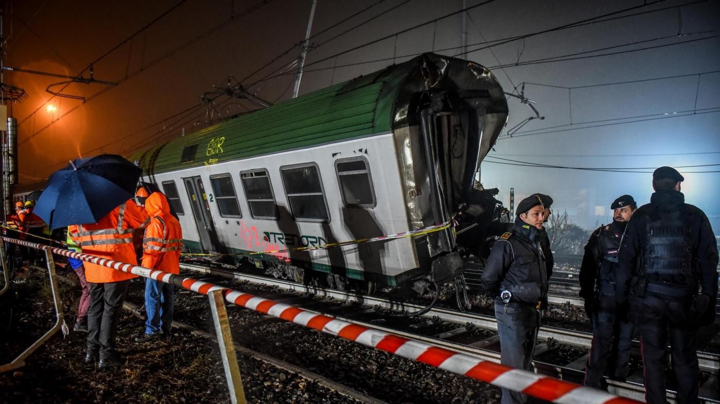 Treno deragliato, passeggeri ai soccorsi: “È spezzato a metà”