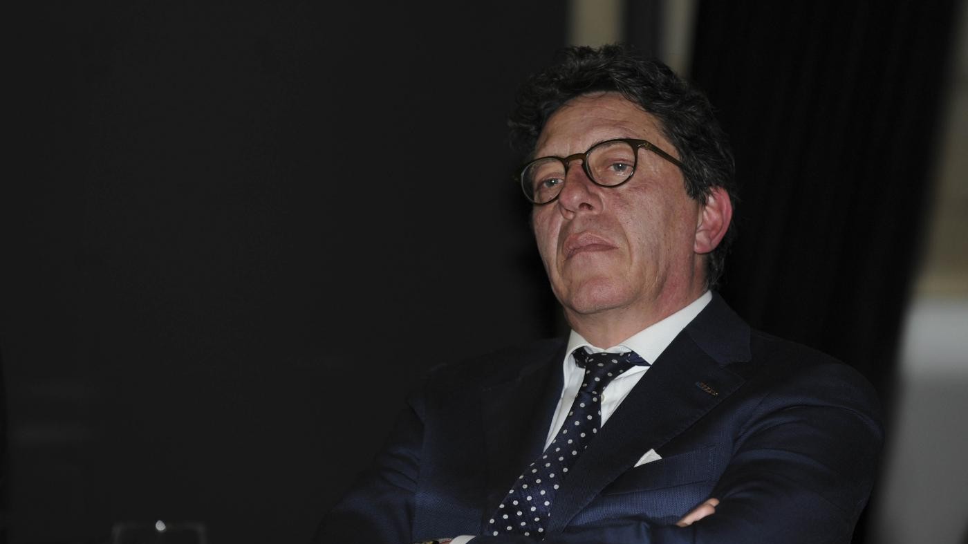 M5S, la difesa di Buccarella: “Tremila euro al mese non bastavano per fare il parlamentare”