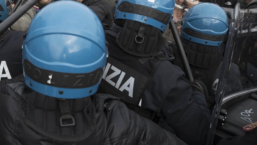 Bologna, giornata di tensioni per il comizio di Forza Nuova. Scontri tra collettivi e polizia