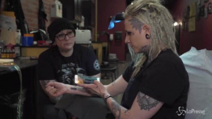 La voce di un caro sulla pelle: arrivano i tatuaggi sonori