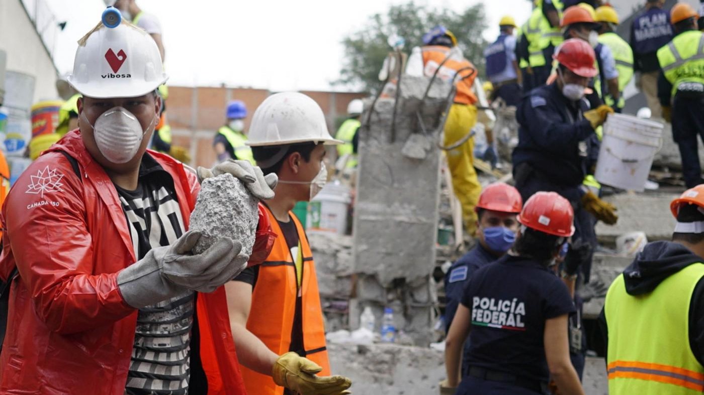 Messico, torna paura terremoto: scossa 7.2. Precipita elicottero: 13 morti