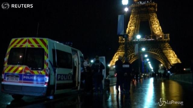 Parigi, uomo sospetto alla Torre Eiffel: arrestato