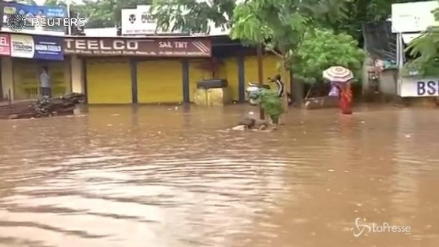 India colpita da smottamenti e inondazioni