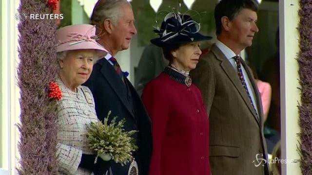 Gb, la regina Elisabetta agli Highland Games in Scozia