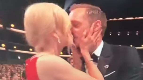 Emmy 2017, le critiche a Nicole Kidman: bacia Skarsgård davanti al marito e dimentica i figli adottivi